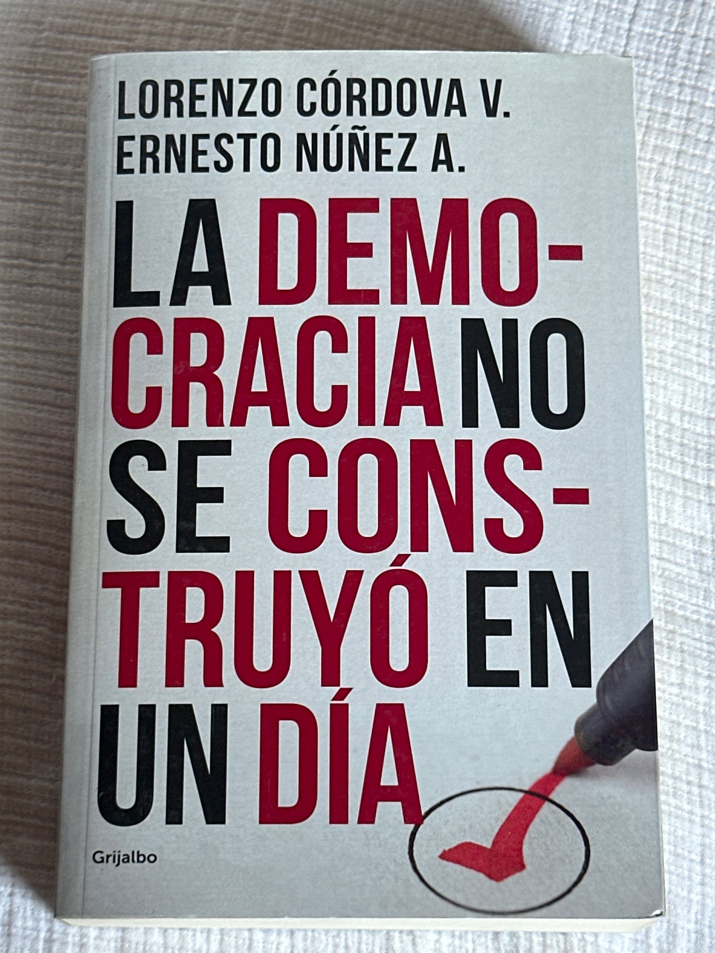 La democracia no se construyó en un día - Lorenzo Córdova, Ernesto Núñez