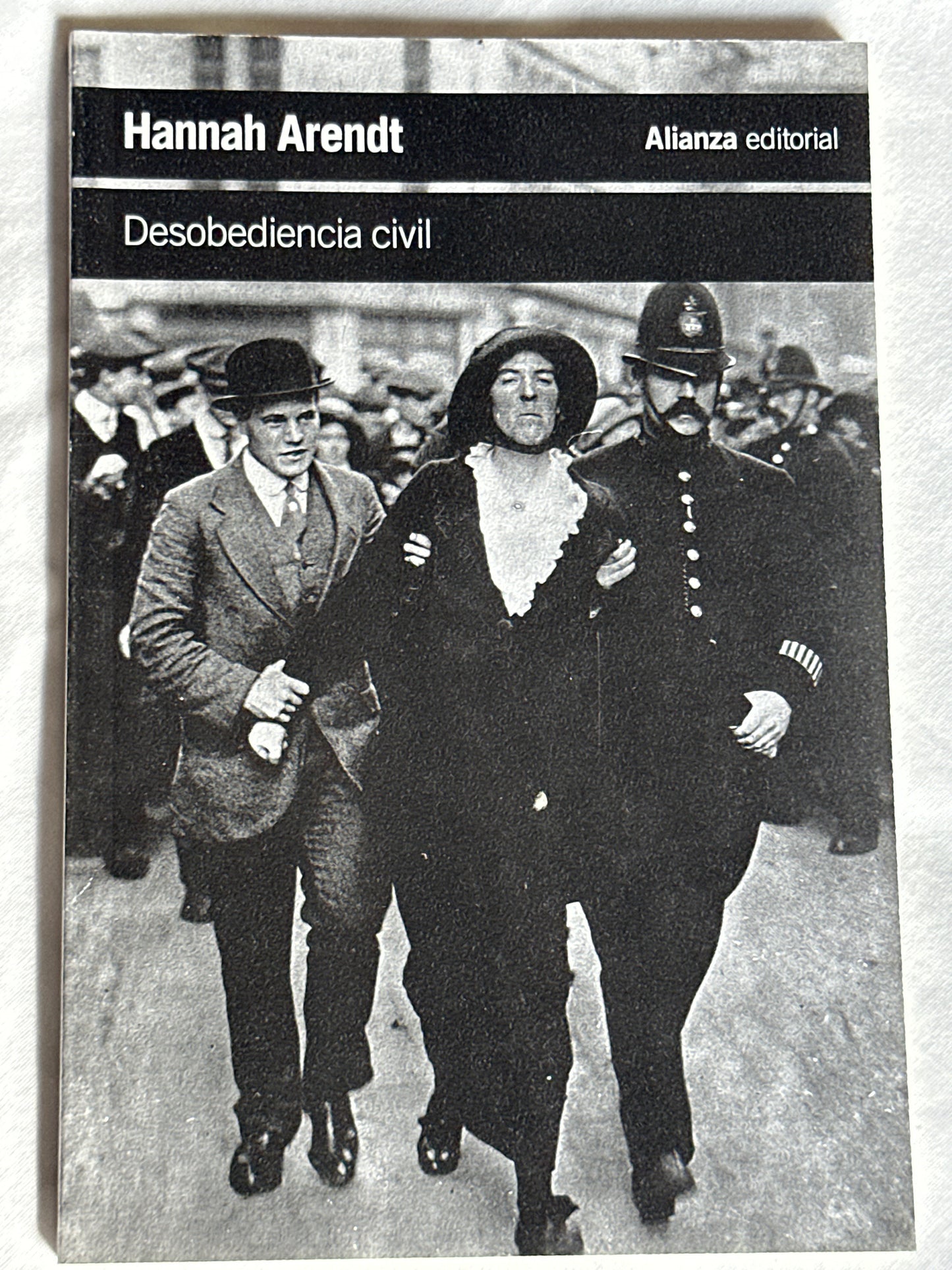 DESOBEDIENCIA CIVIL - Hannah Arendt