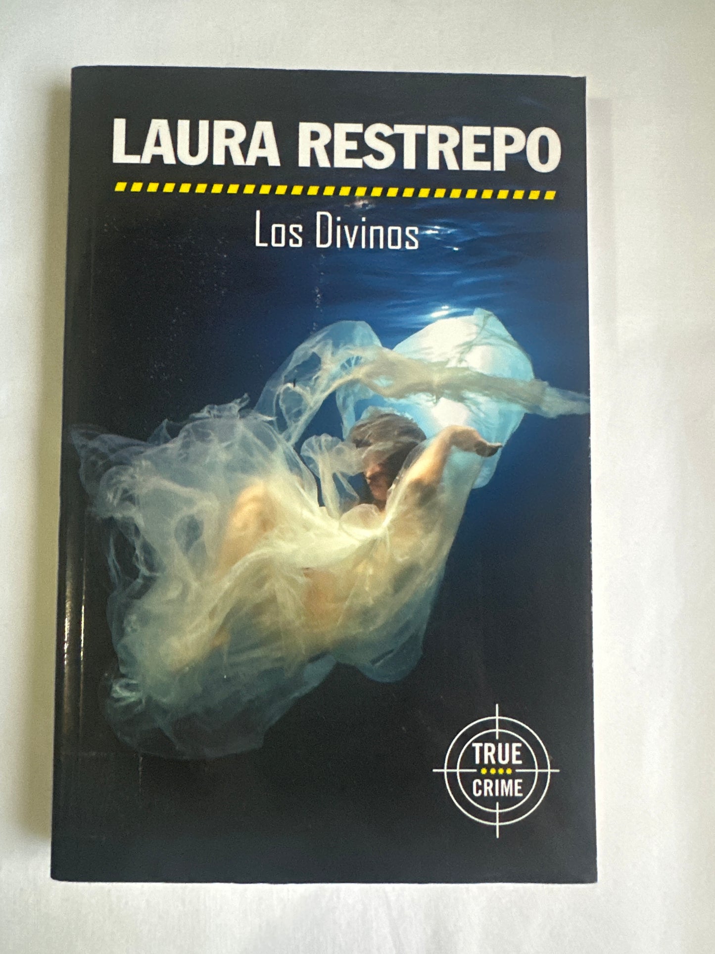 LOS DIVINOS - Laura Restrepo