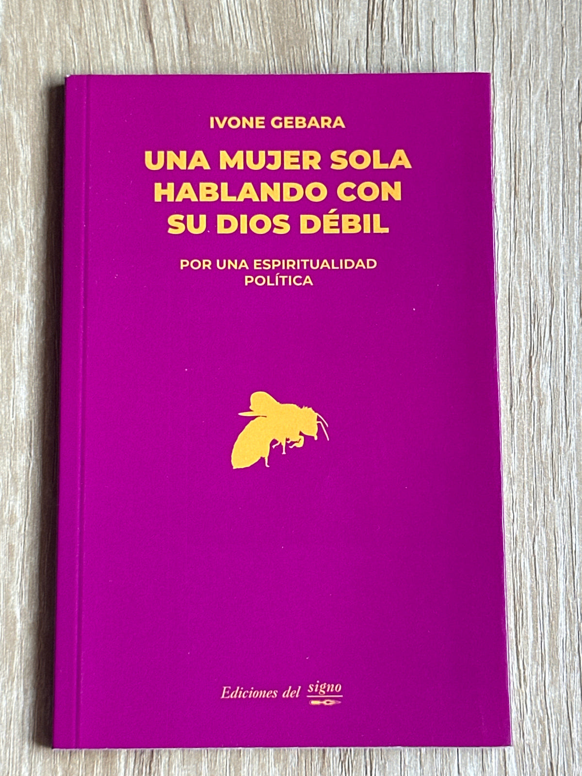 Una mujer sola hablando con su dios débil