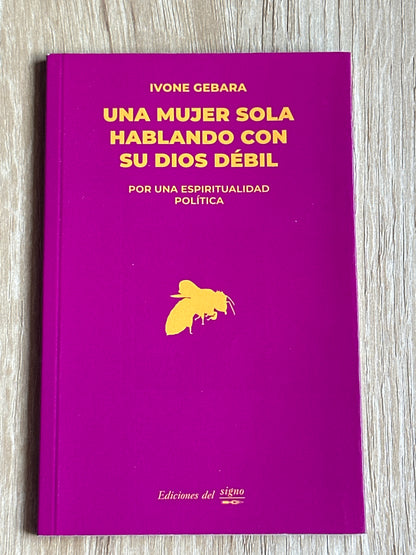 Una mujer sola hablando con su dios débil